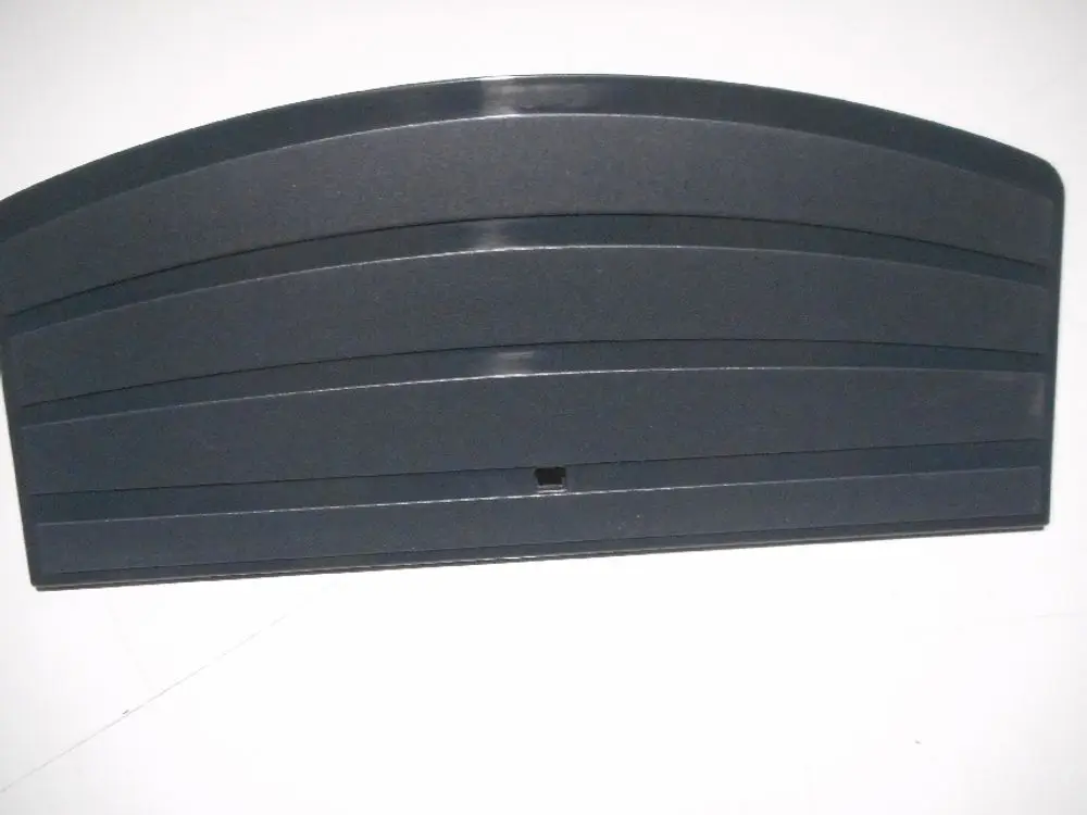 Schwarzer, flacher Deckel mit parallel verlaufenden Rillen, geeignet für Remeha-Produkte. Der Deckel hat eine Öffnung an der unteren Kante.